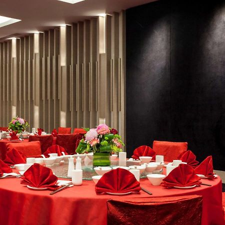 Pullman Miri Waterfront Hotel Kültér fotó A banquet hall in a hotel
