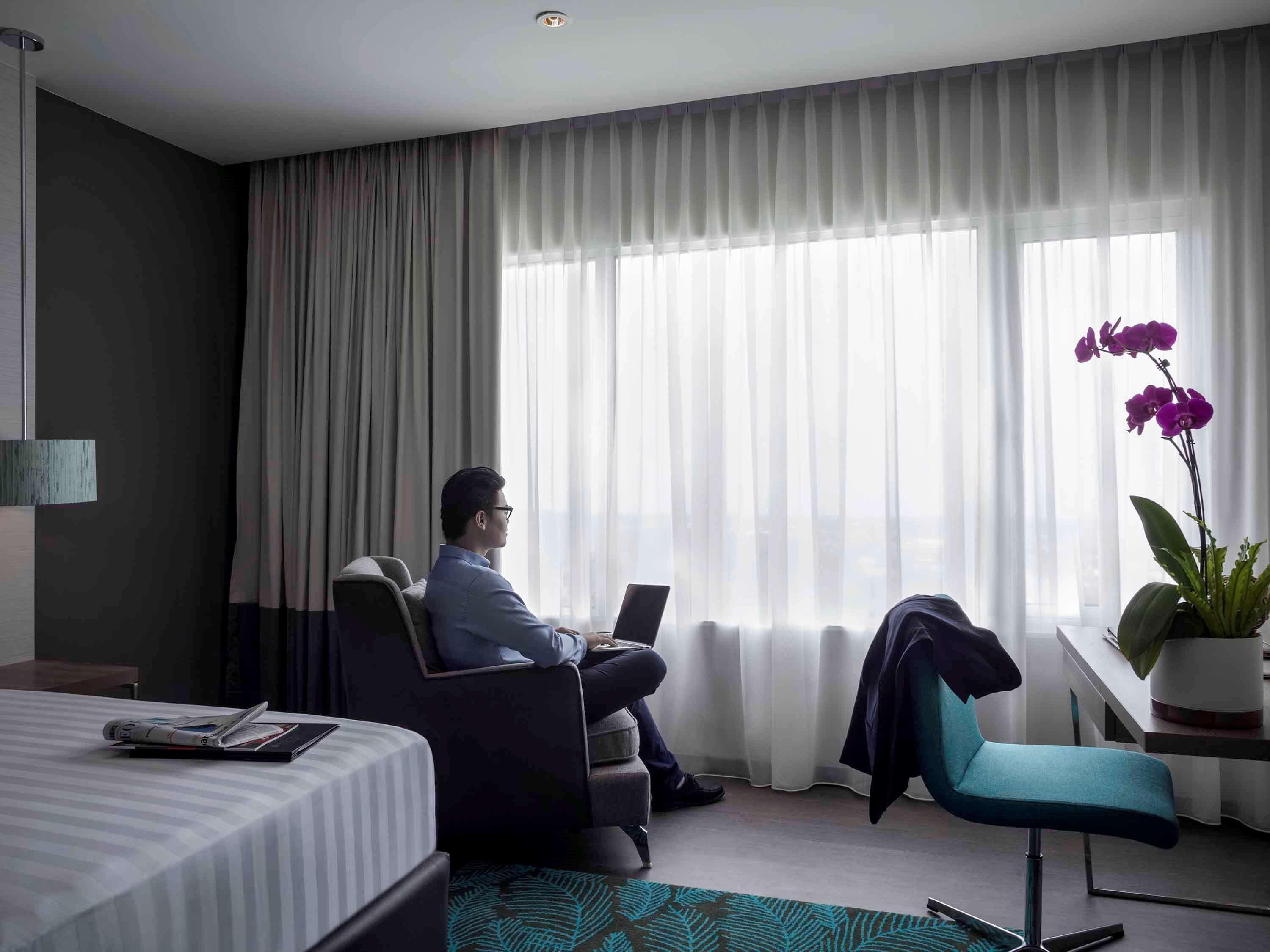 Pullman Miri Waterfront Hotel Kültér fotó A room at the hotel