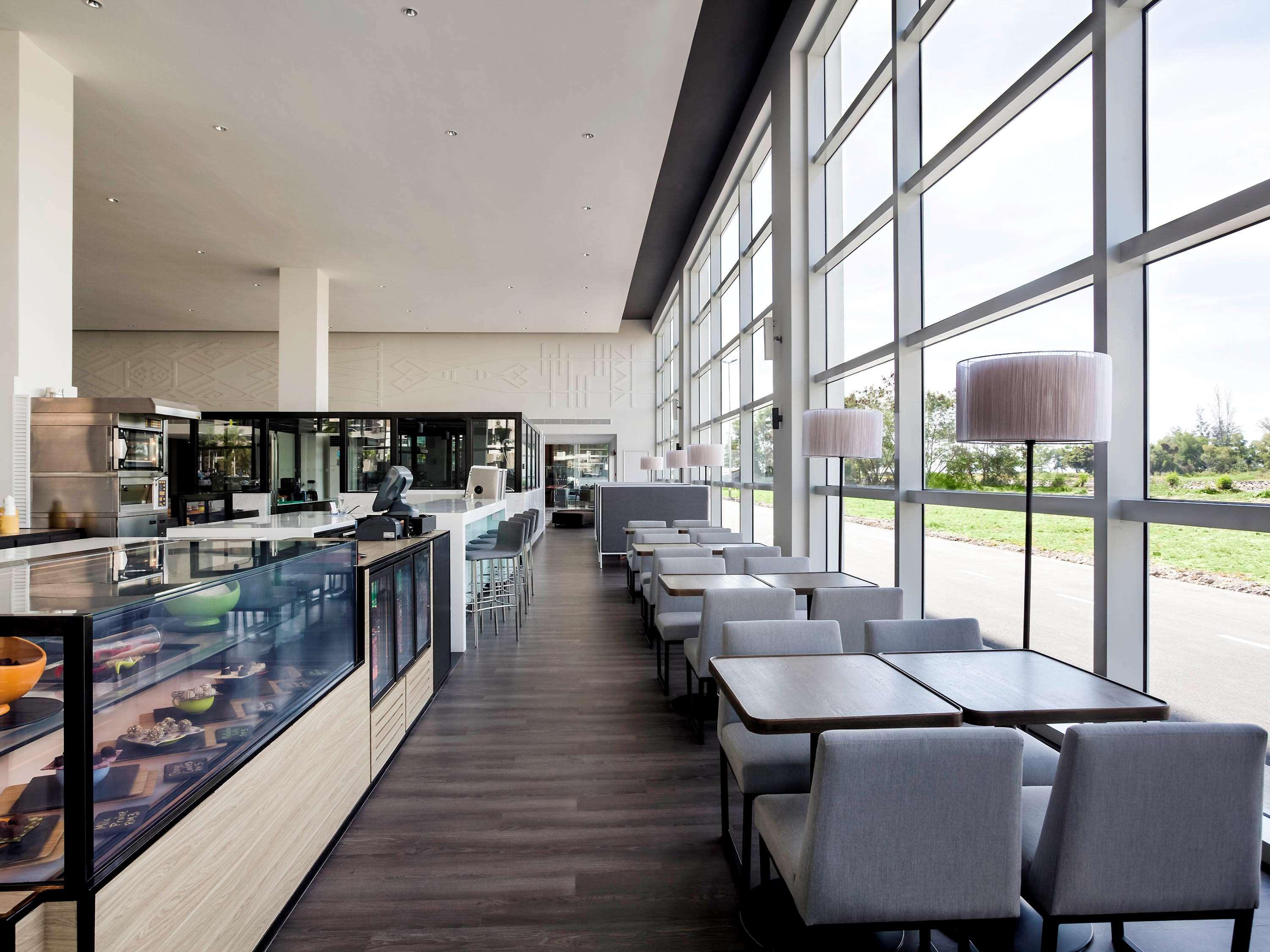 Pullman Miri Waterfront Hotel Kültér fotó The interior of the restaurant