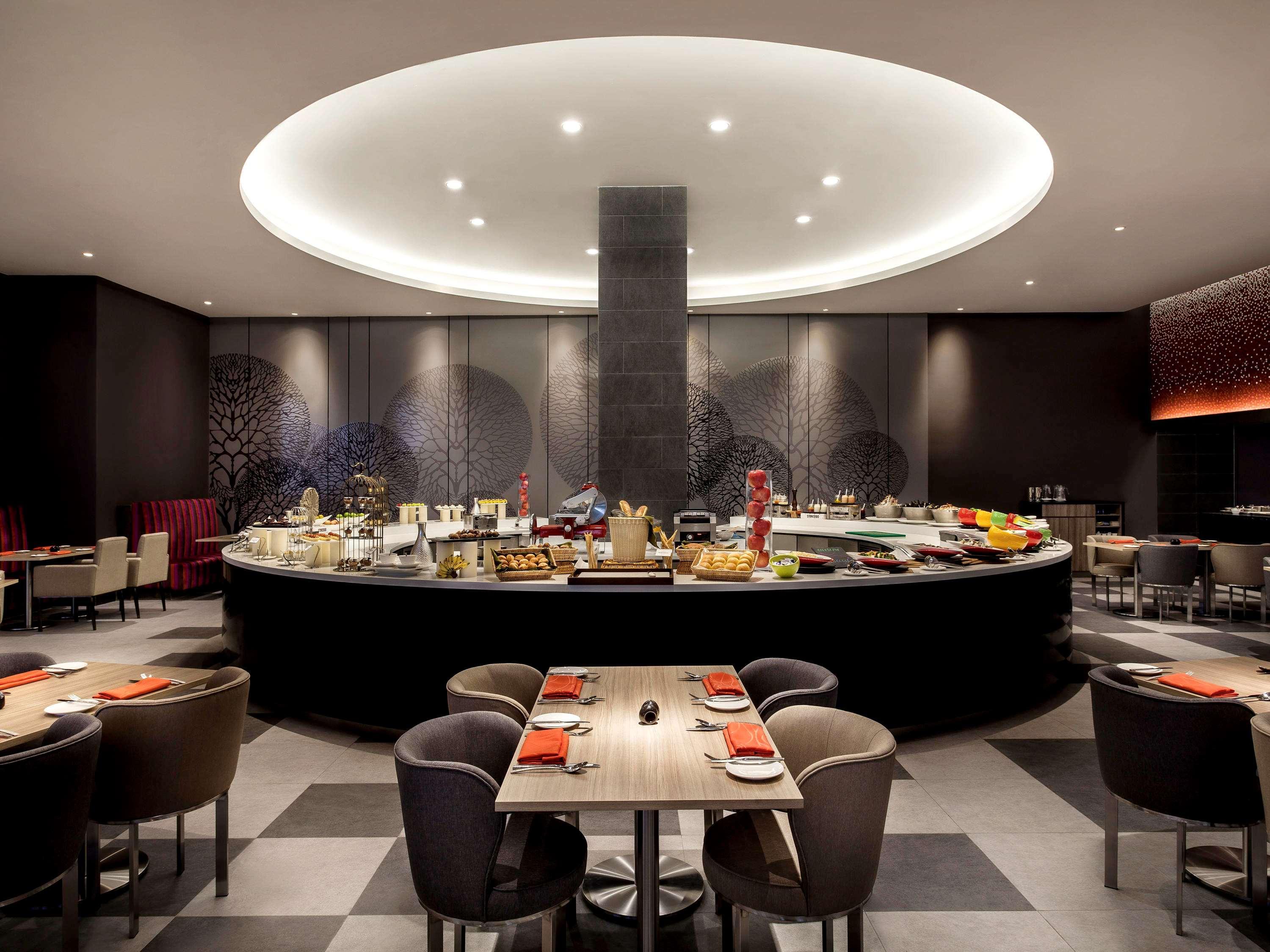 Pullman Miri Waterfront Hotel Kültér fotó The restaurant