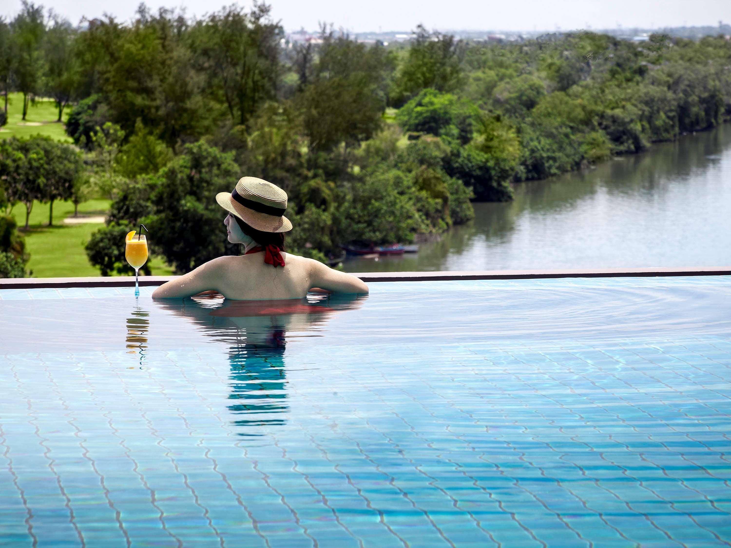 Pullman Miri Waterfront Hotel Kültér fotó Infinity pool at The Riverine Resort