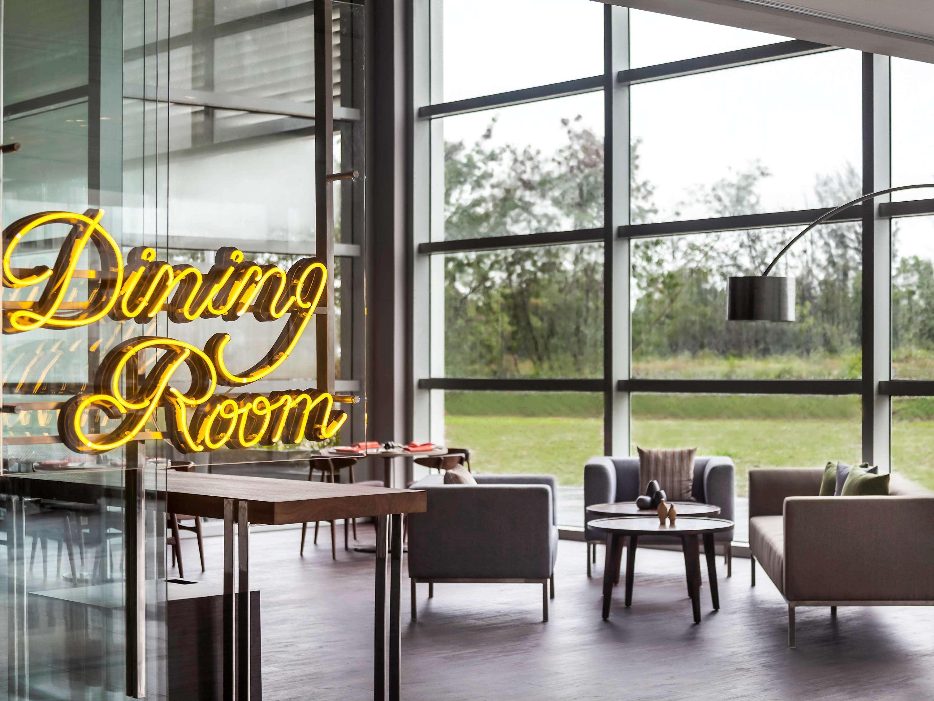 Pullman Miri Waterfront Hotel Kültér fotó Dining Room