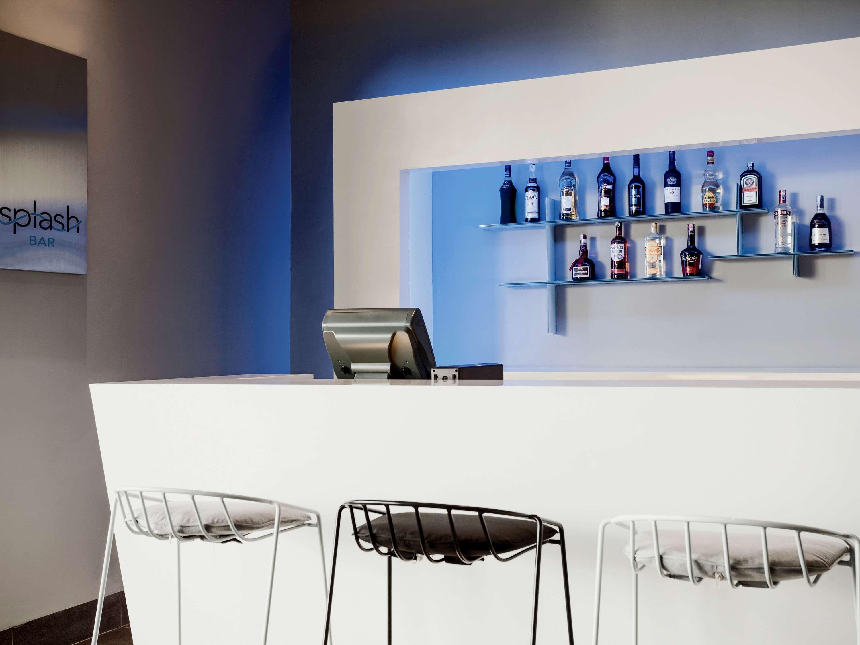Pullman Miri Waterfront Hotel Kültér fotó Splash Bar