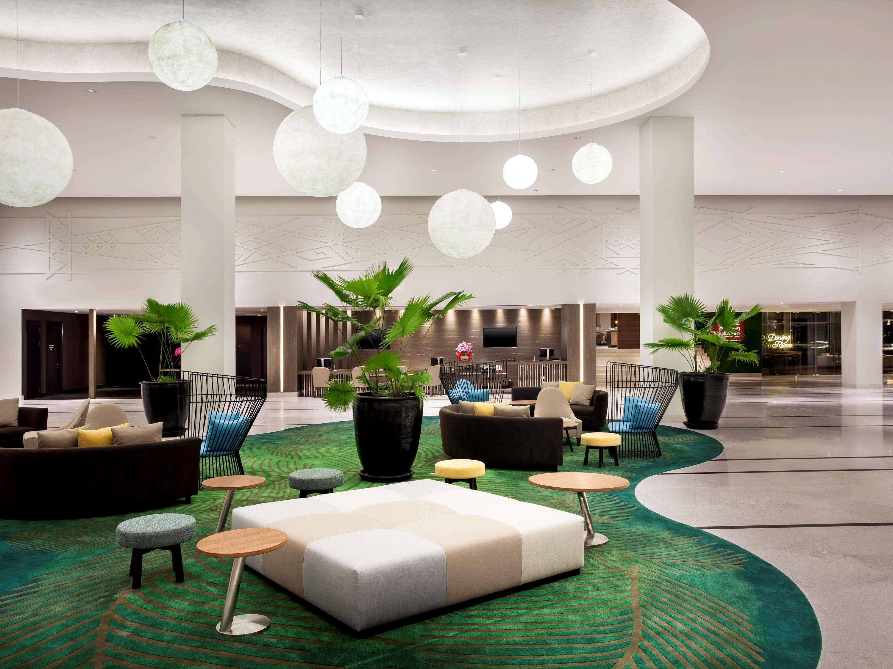 Pullman Miri Waterfront Hotel Kültér fotó Lobby