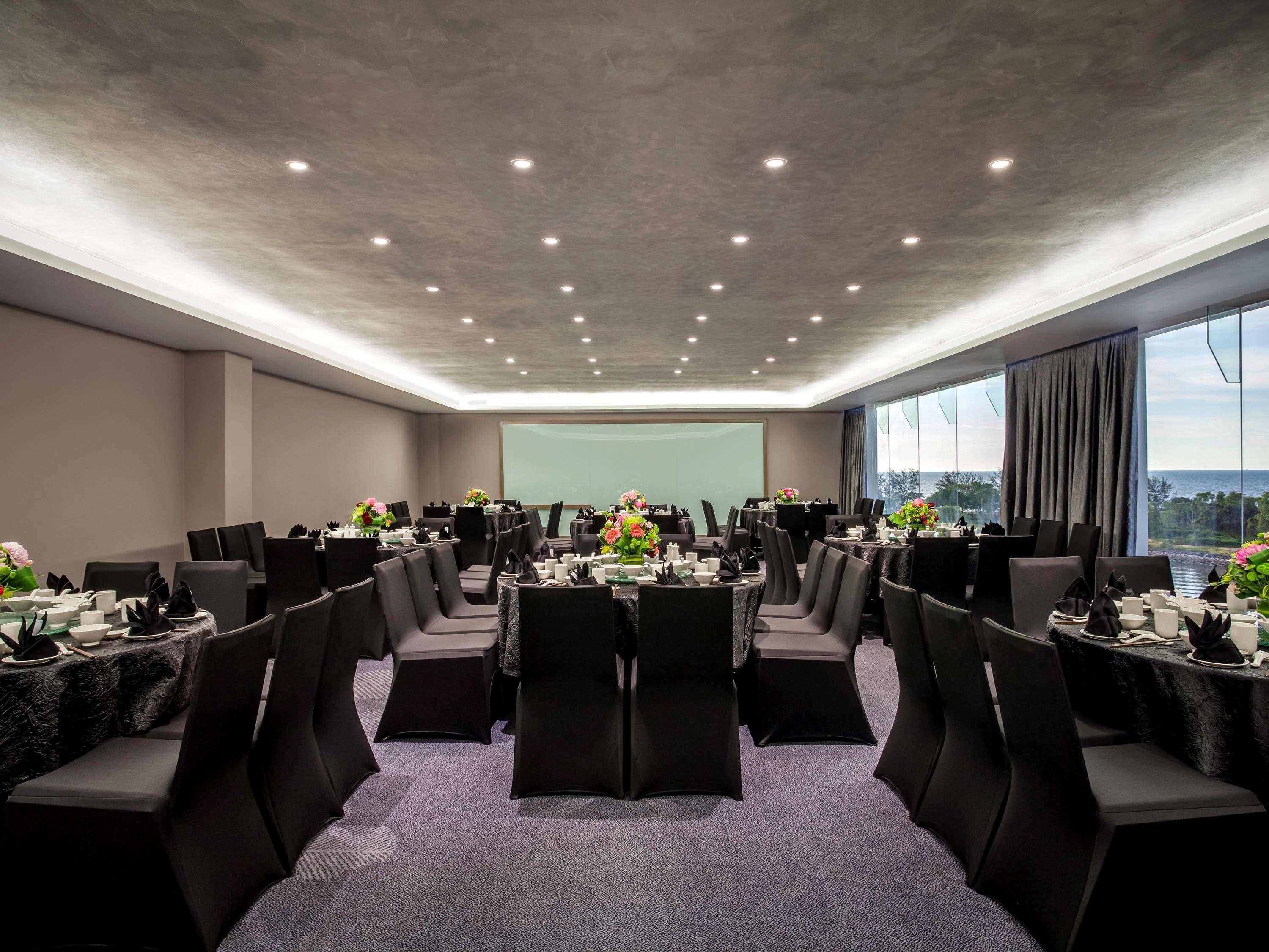 Pullman Miri Waterfront Hotel Kültér fotó The meeting room