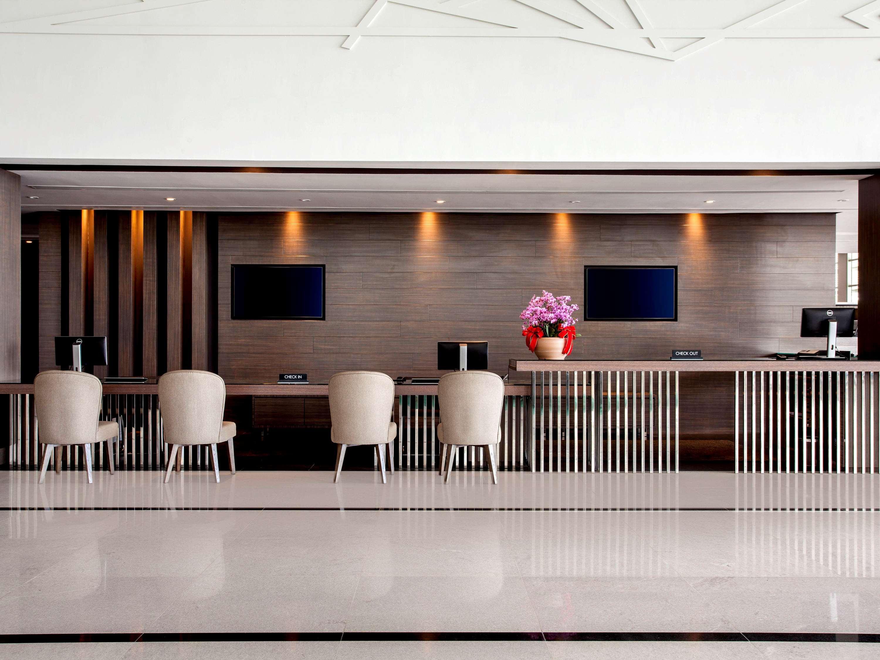 Pullman Miri Waterfront Hotel Kültér fotó The lobby of the hotel