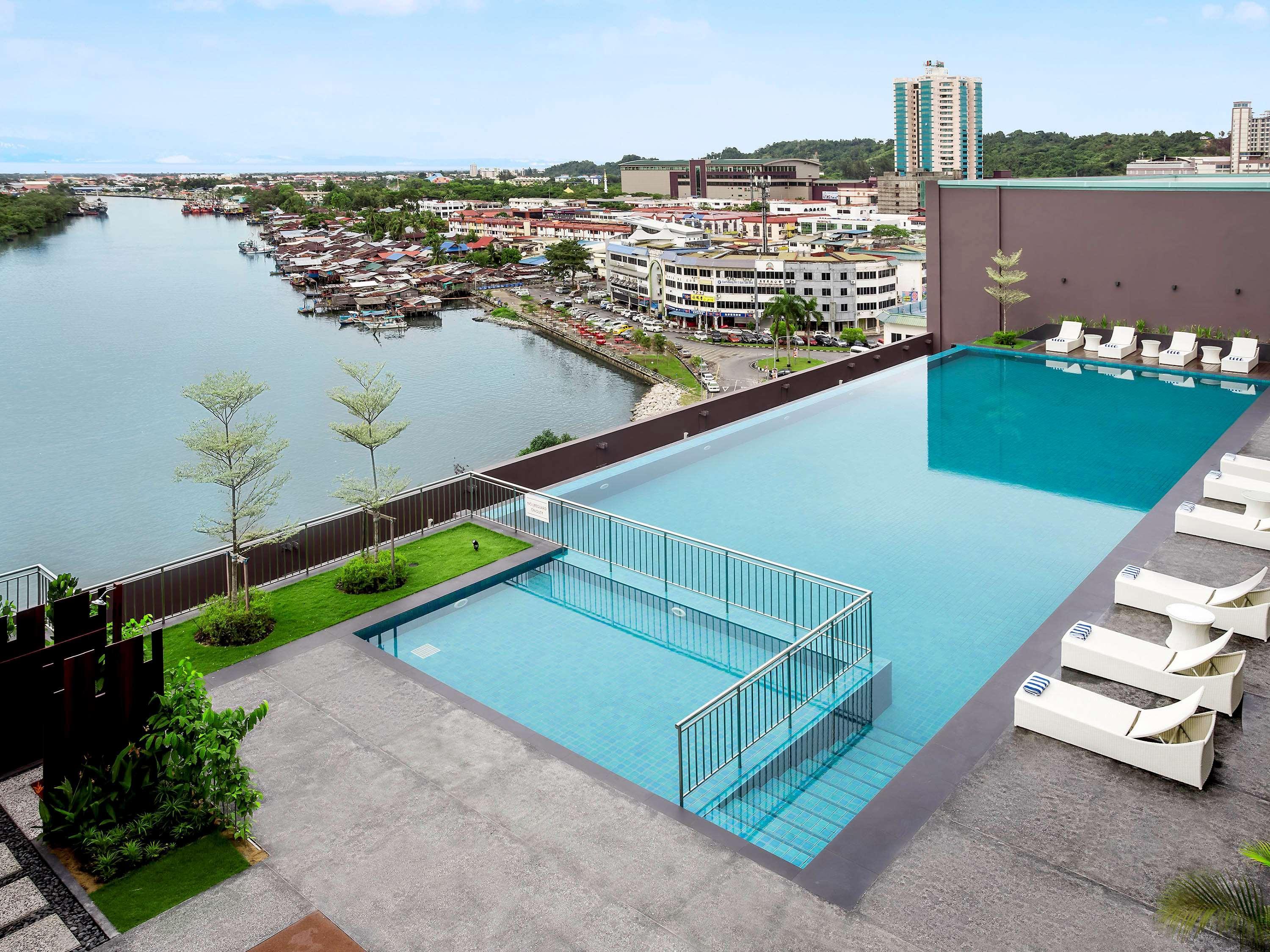 Pullman Miri Waterfront Hotel Kültér fotó Infinity pool at the top of the hotel