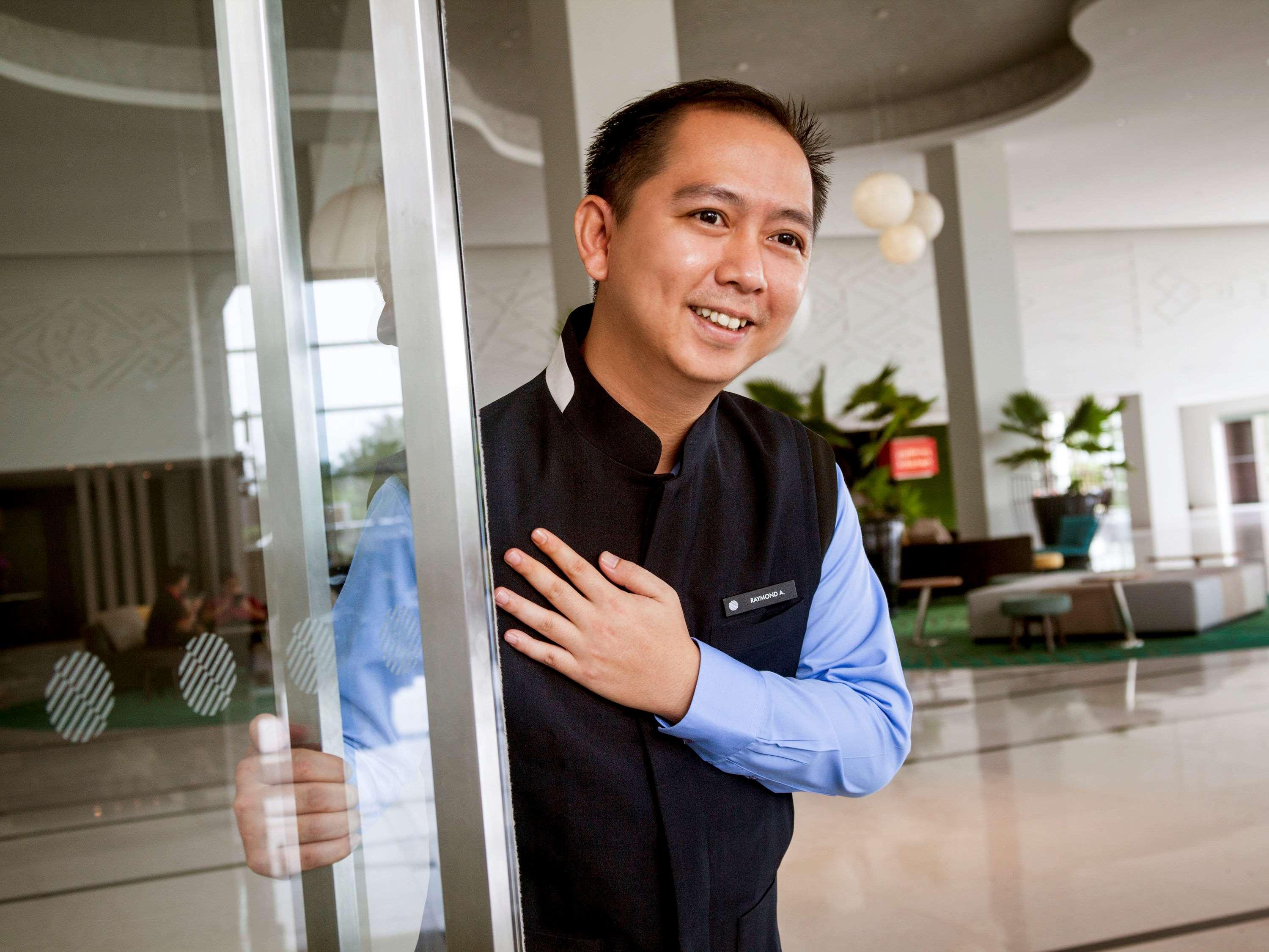 Pullman Miri Waterfront Hotel Kültér fotó A doorman at a hotel in Vietnam