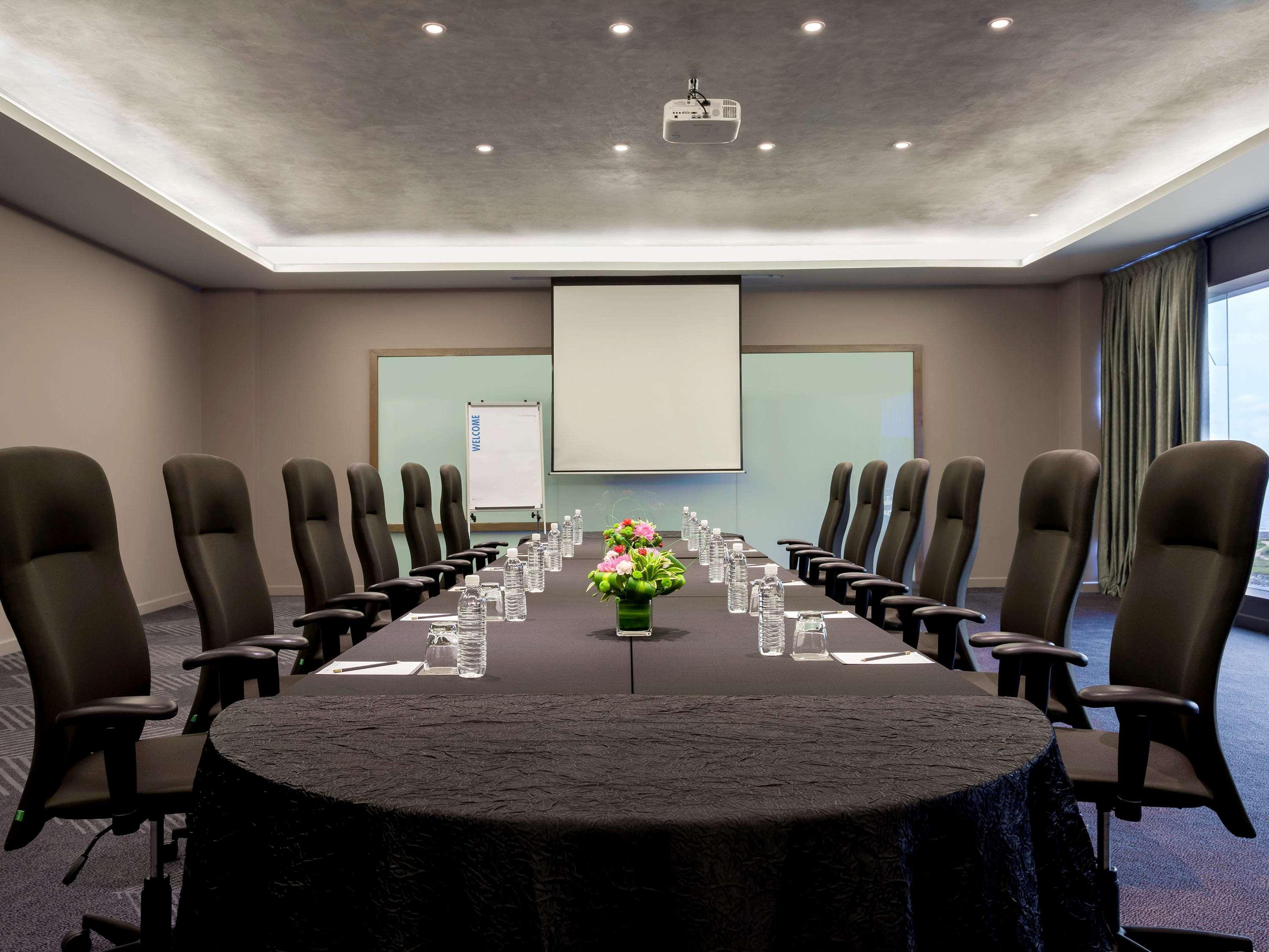 Pullman Miri Waterfront Hotel Kültér fotó Meeting room