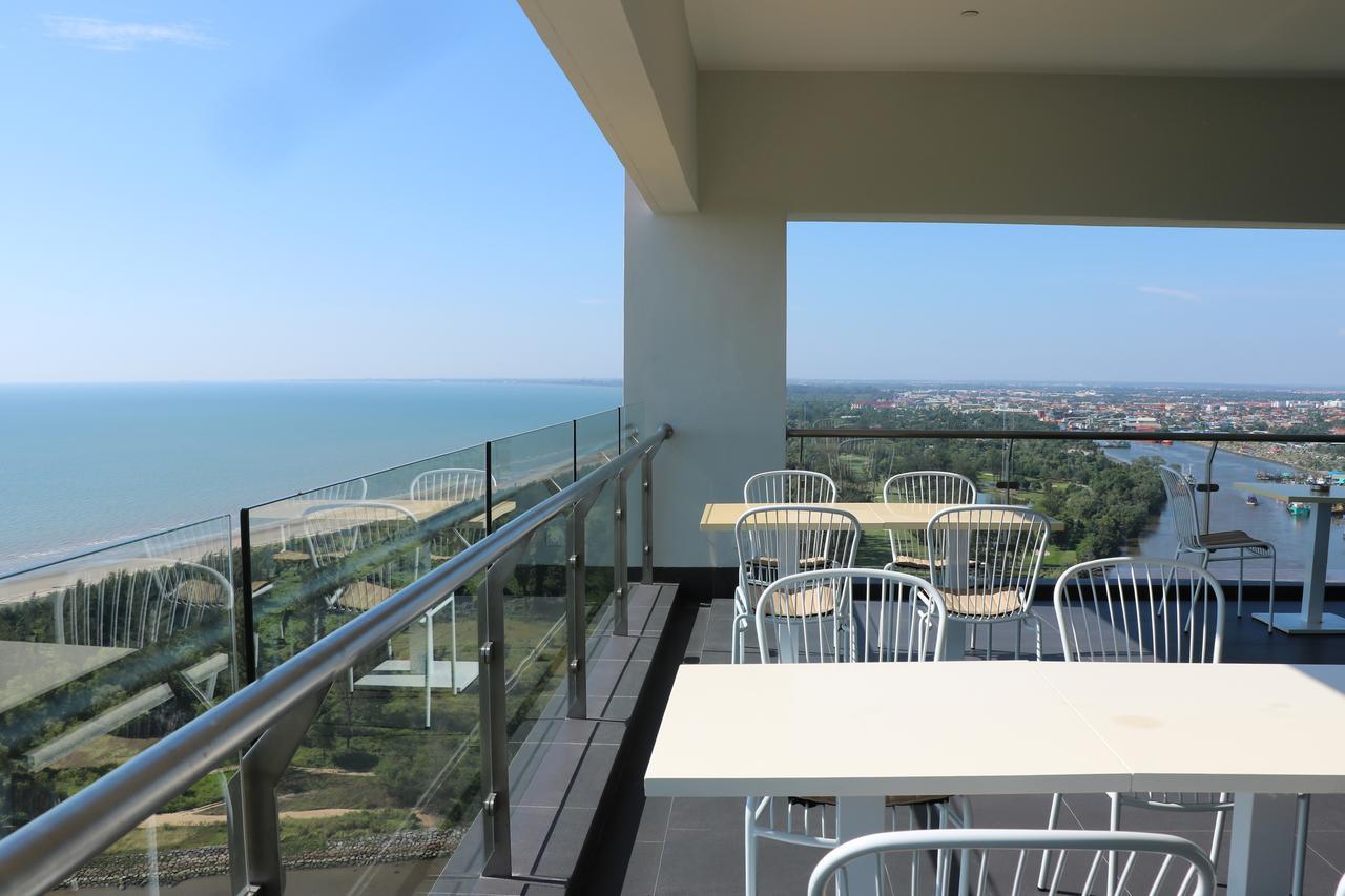Pullman Miri Waterfront Hotel Kültér fotó A balcony in Nha Trang, Vietnam