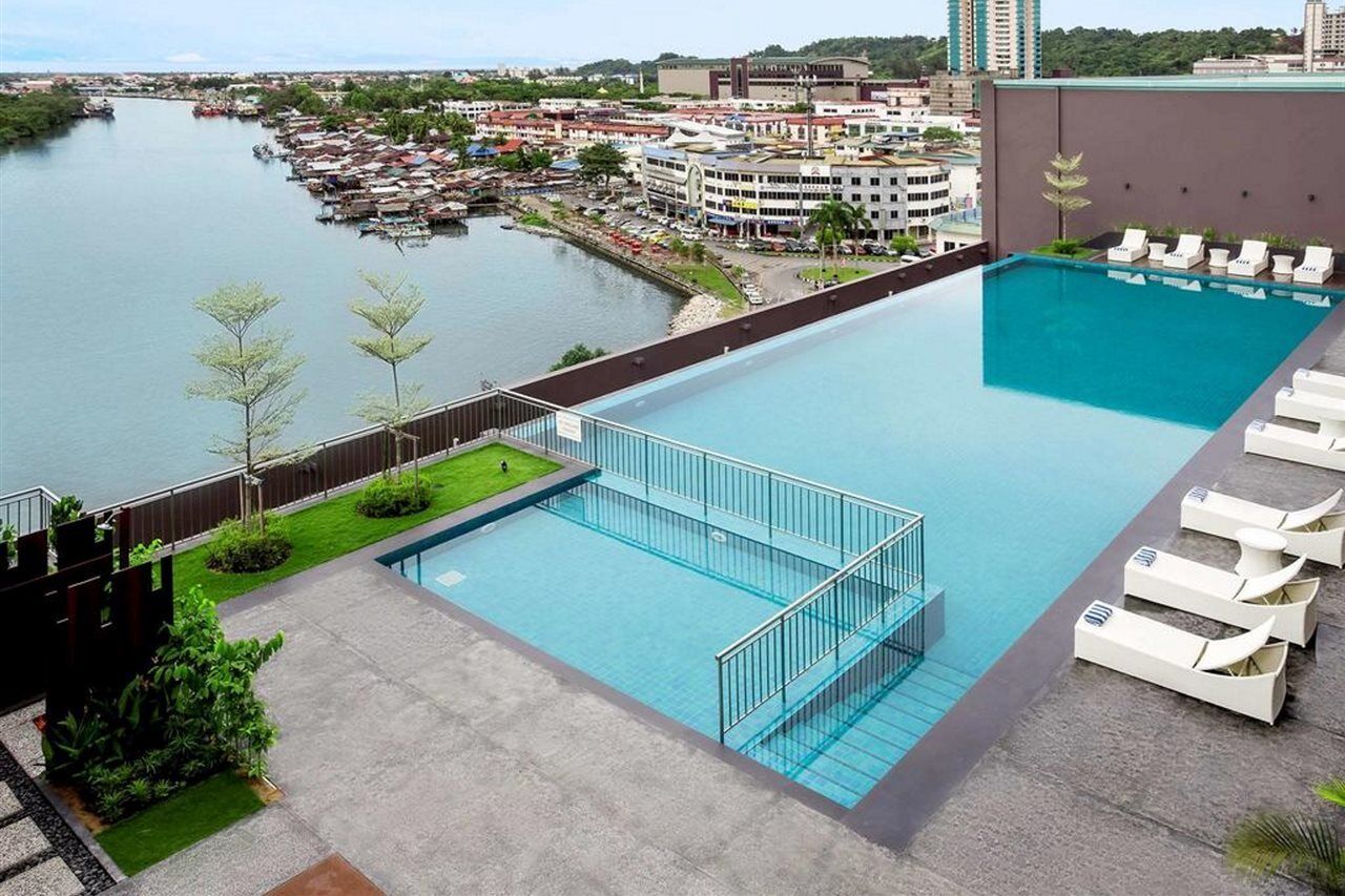 Pullman Miri Waterfront Hotel Kültér fotó Infinity pool