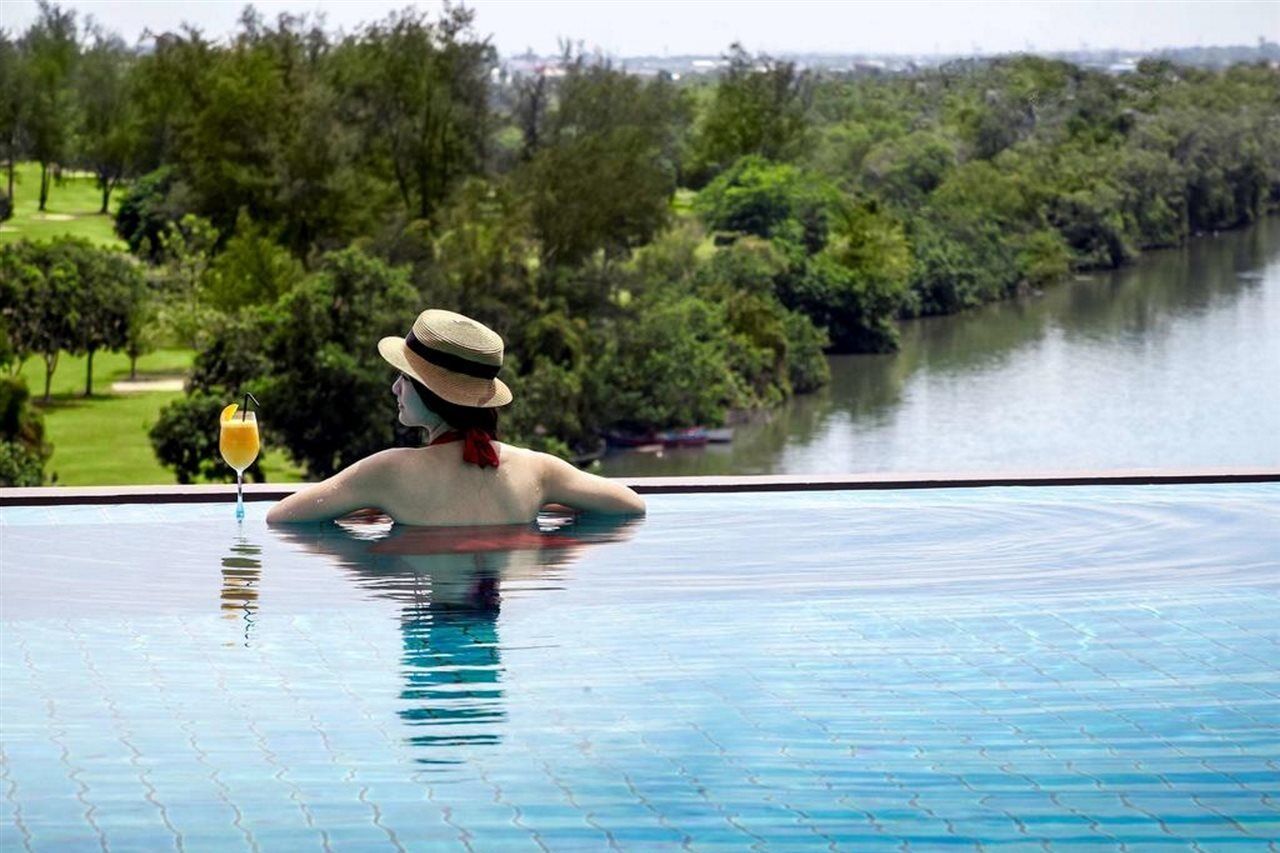 Pullman Miri Waterfront Hotel Kültér fotó Infinity pool at The Oberoi, Udaiypore