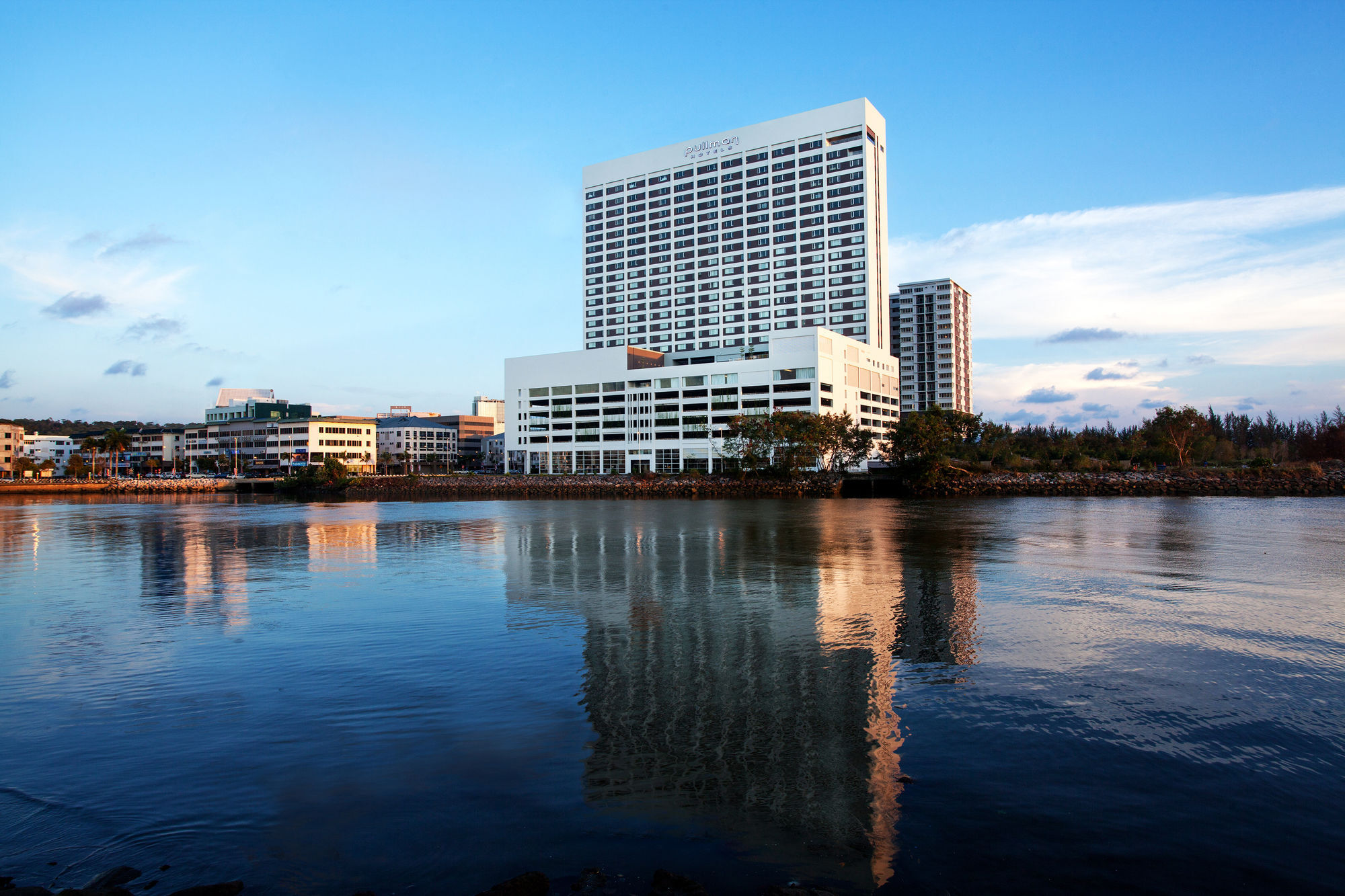 Pullman Miri Waterfront Hotel Kültér fotó The hotel in 2011