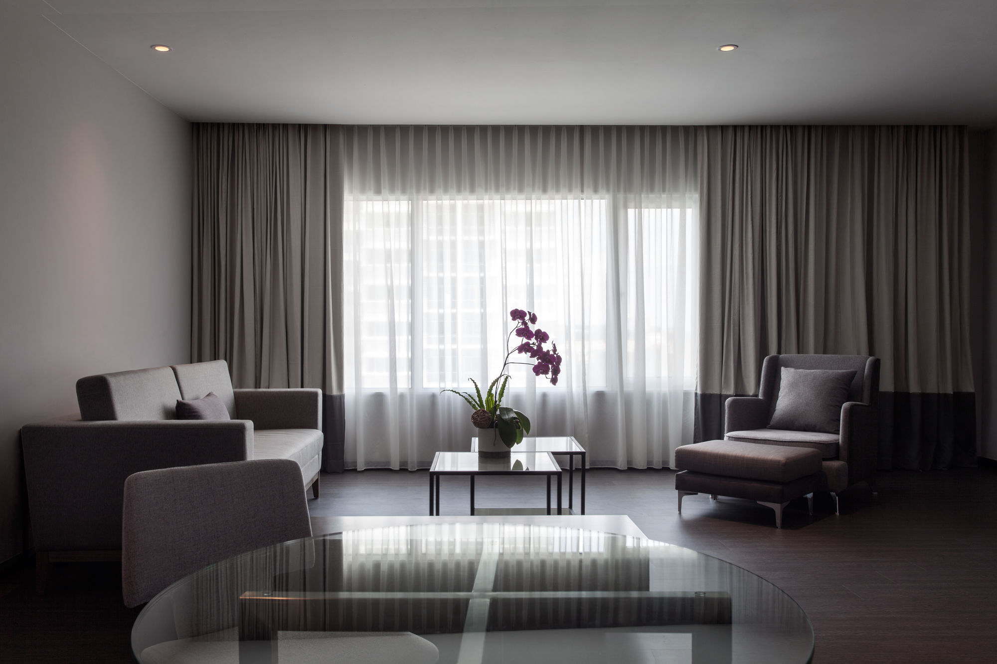 Pullman Miri Waterfront Hotel Kültér fotó A living room with curtains