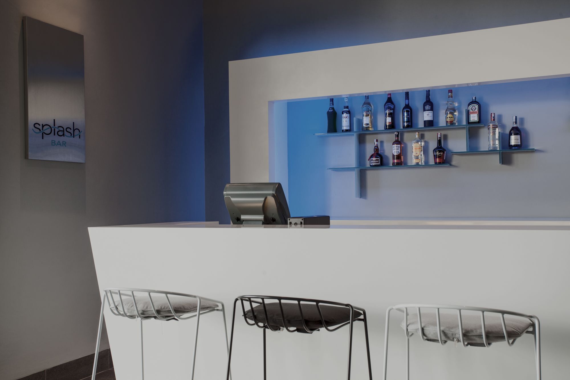 Pullman Miri Waterfront Hotel Kültér fotó Splash Bar