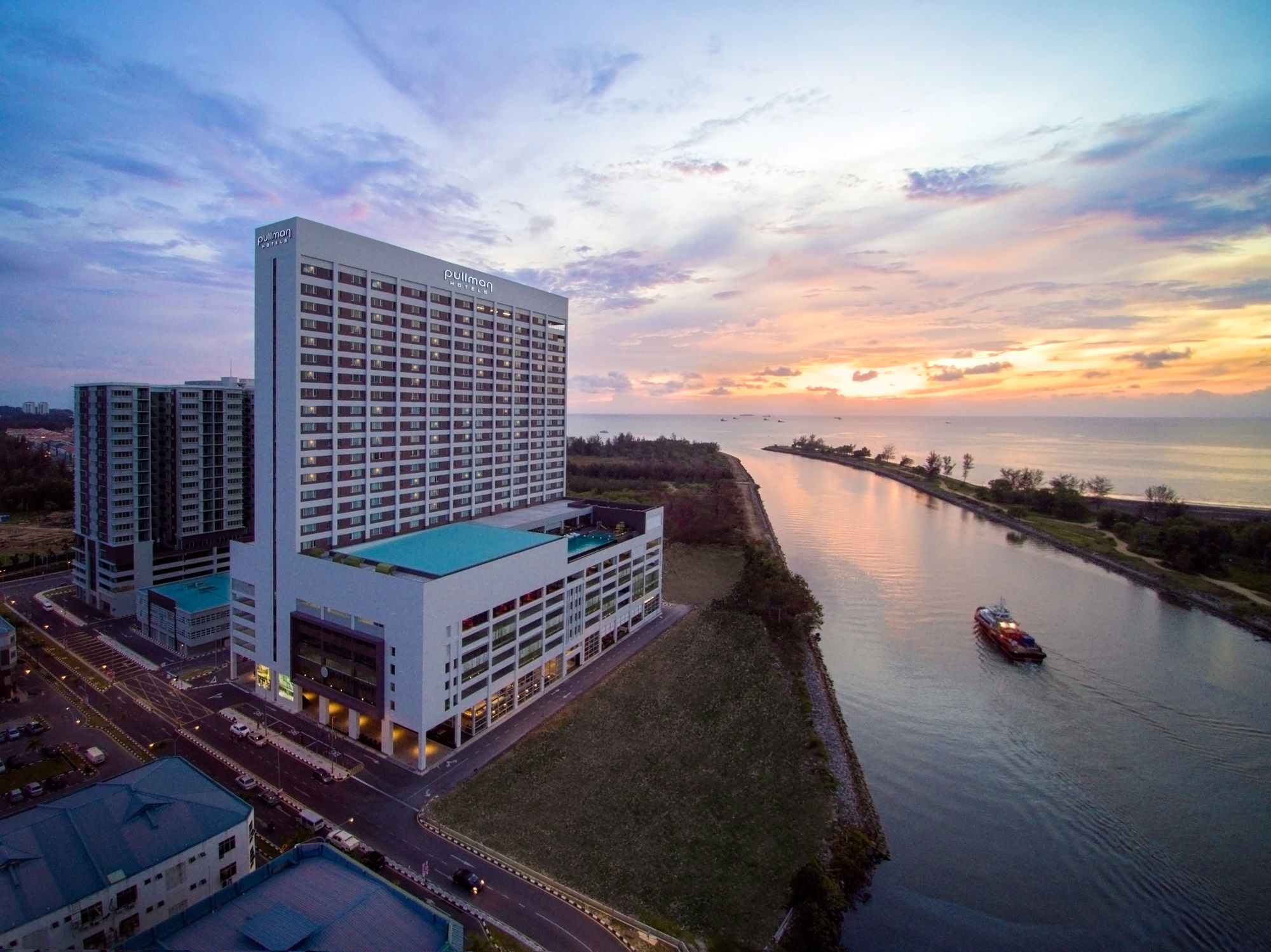 Pullman Miri Waterfront Hotel Kültér fotó Aerial view of the hotel