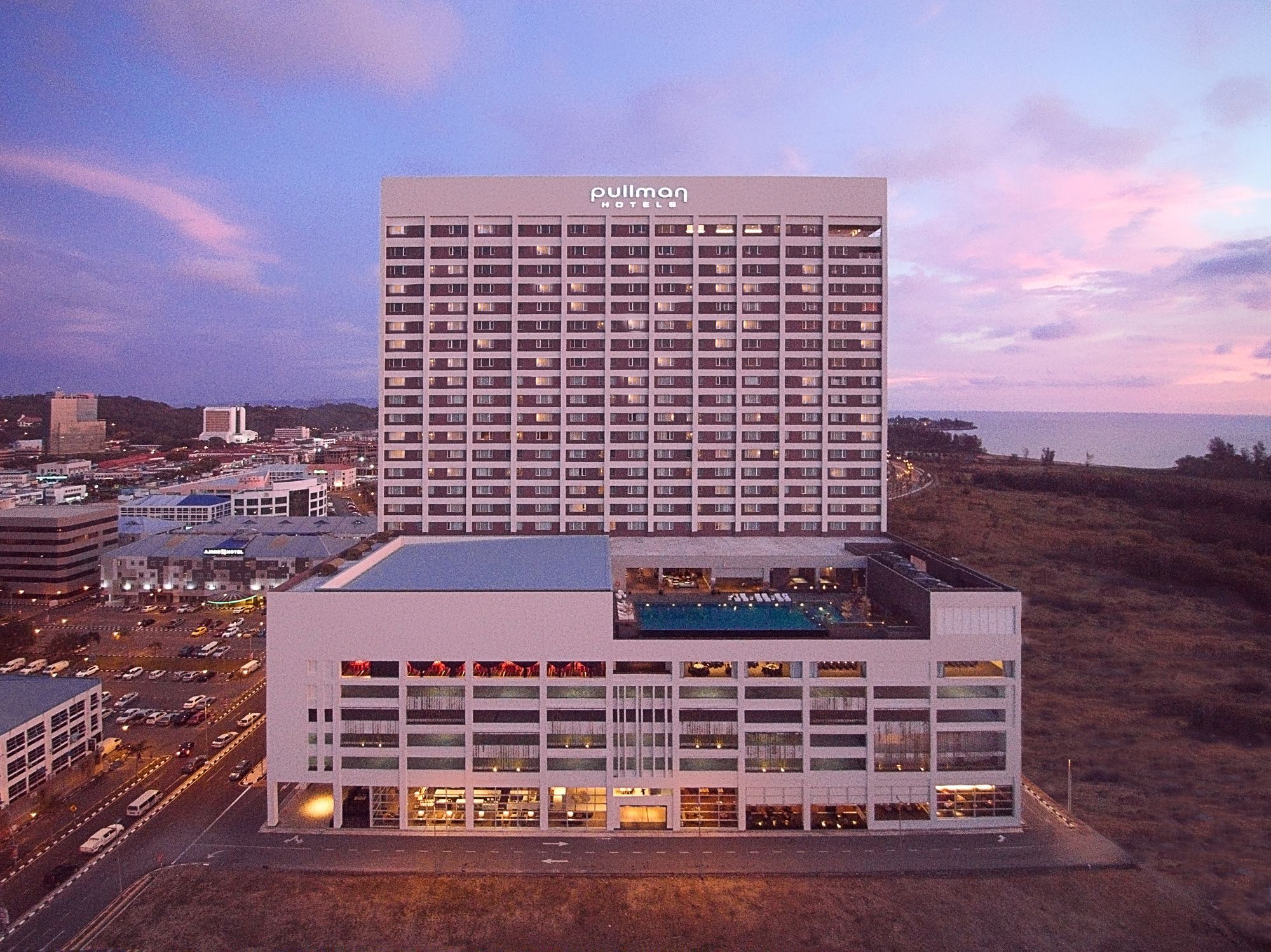 Pullman Miri Waterfront Hotel Kültér fotó The hotel in 2015