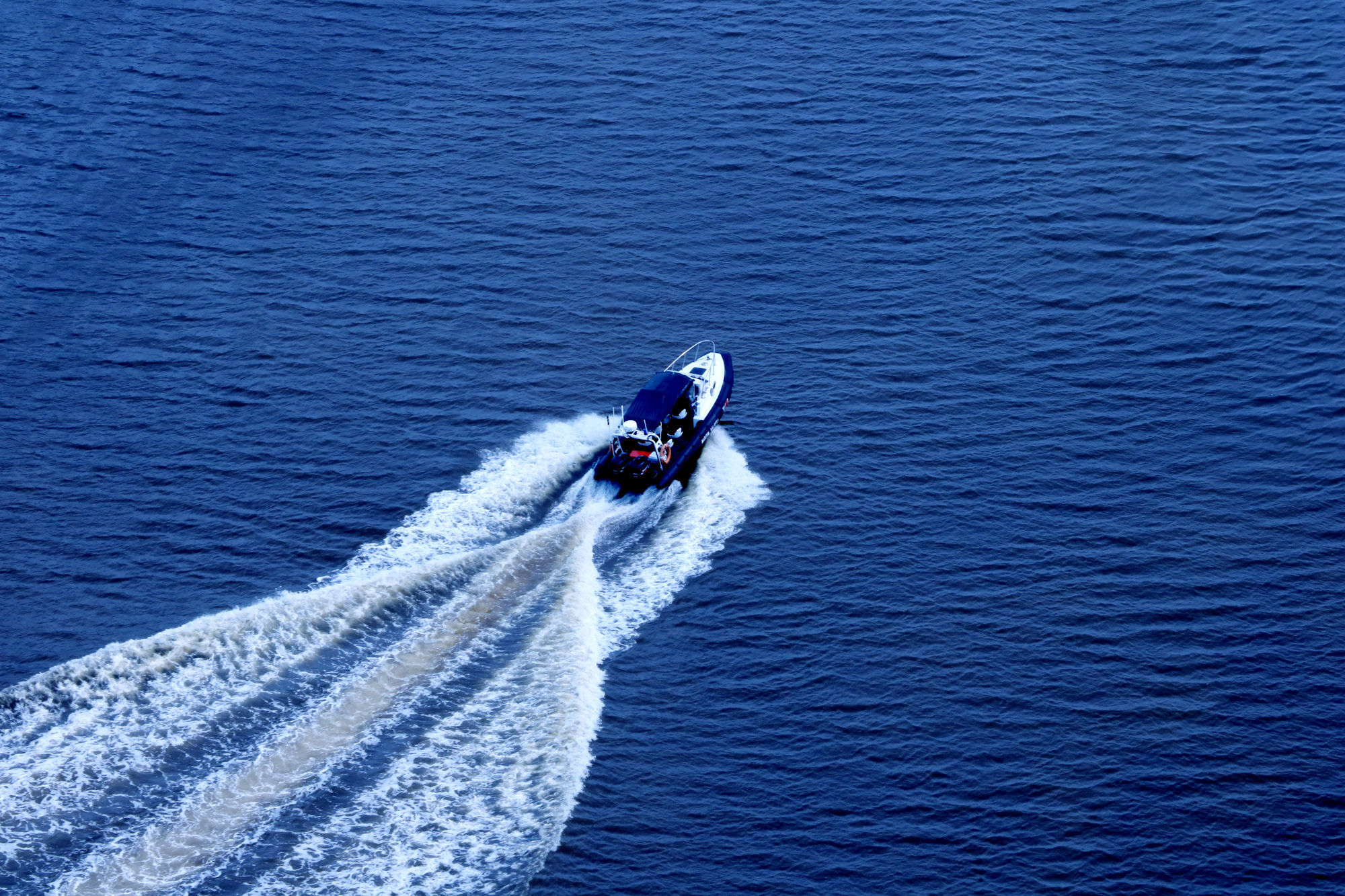 Pullman Miri Waterfront Hotel Kültér fotó A speedboat