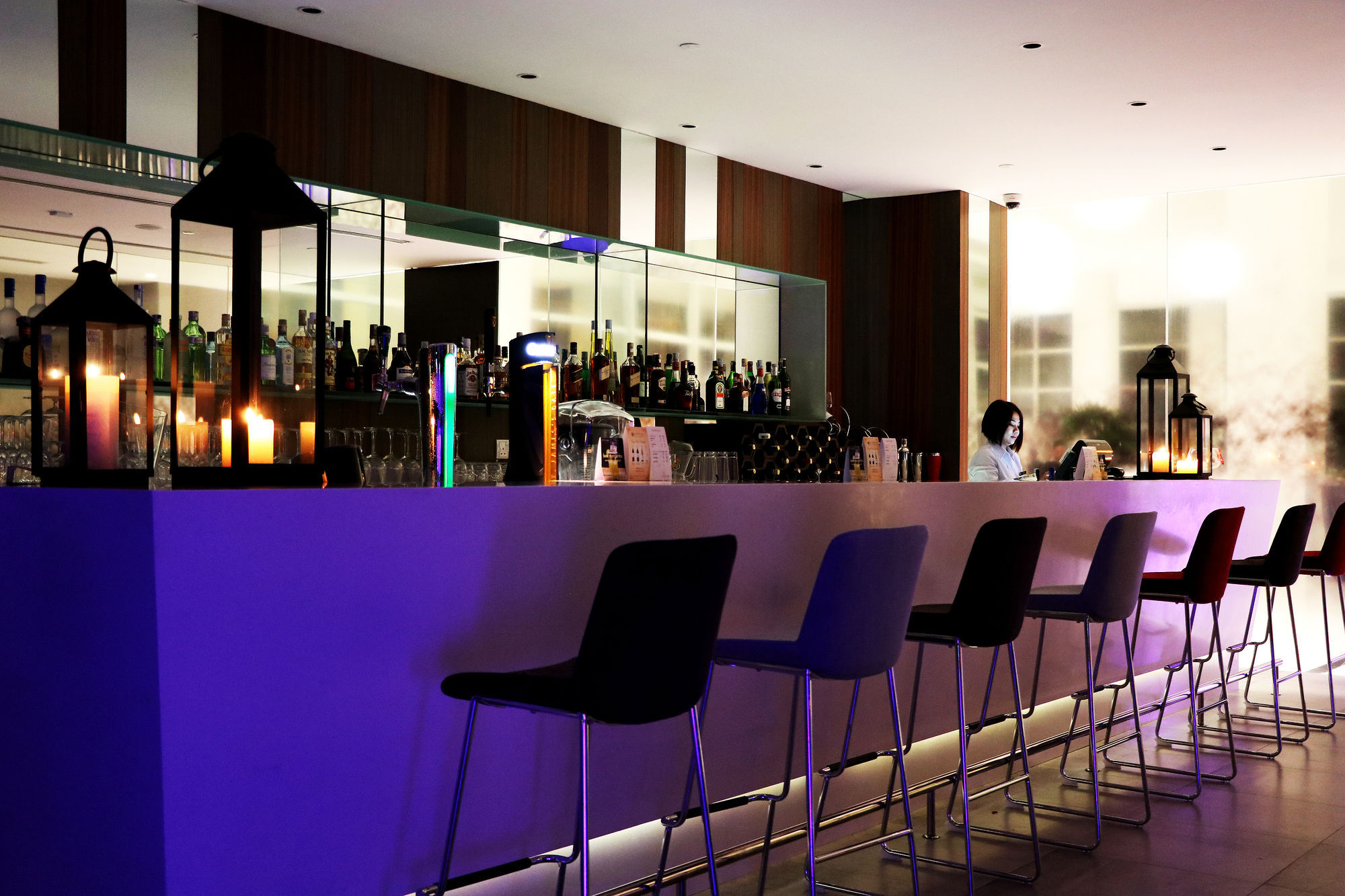 Pullman Miri Waterfront Hotel Kültér fotó The bar at the 100 Queen's Gate