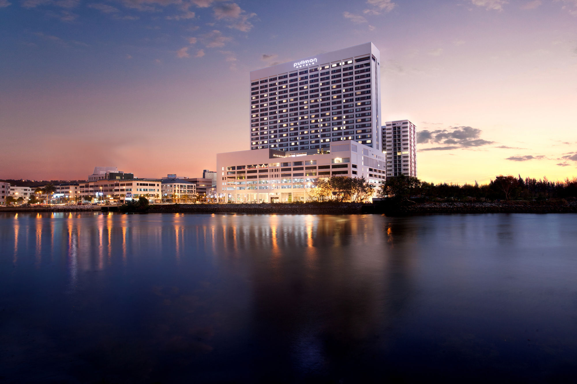 Pullman Miri Waterfront Hotel Kültér fotó The Royal Thai Navy Hospital