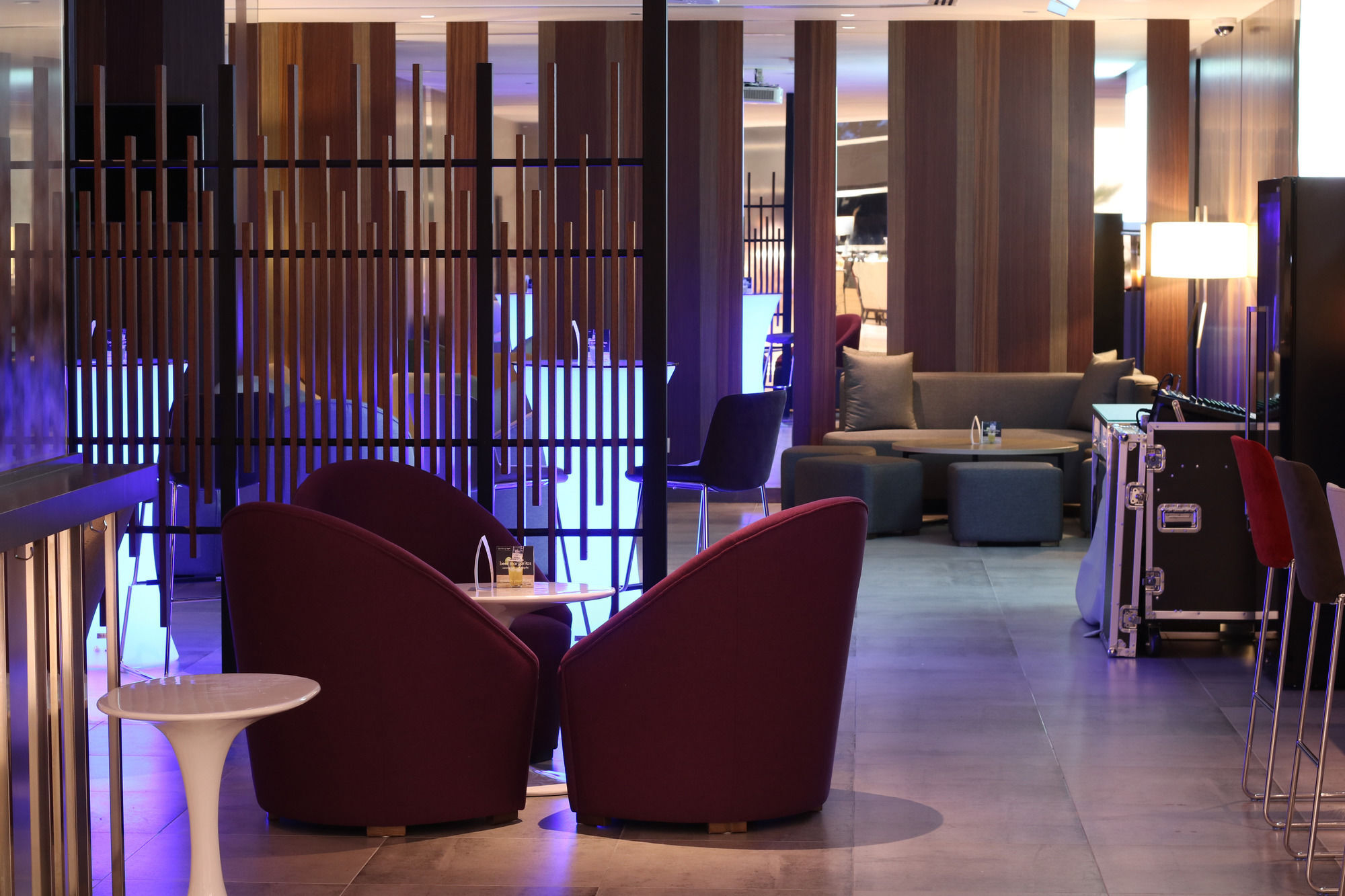 Pullman Miri Waterfront Hotel Kültér fotó The lounge at the airport