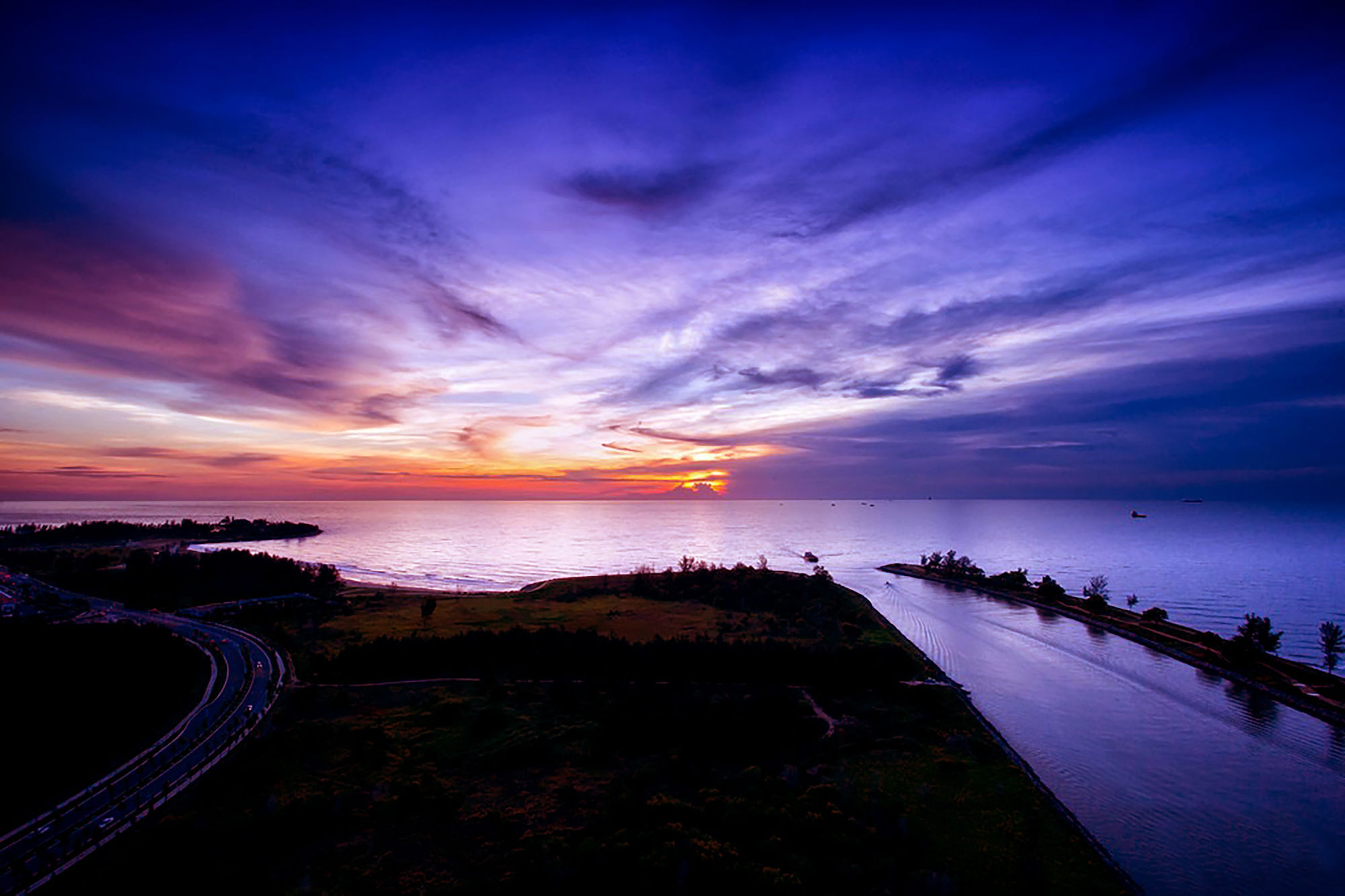 Pullman Miri Waterfront Hotel Kültér fotó Sunset at the mouth of the river