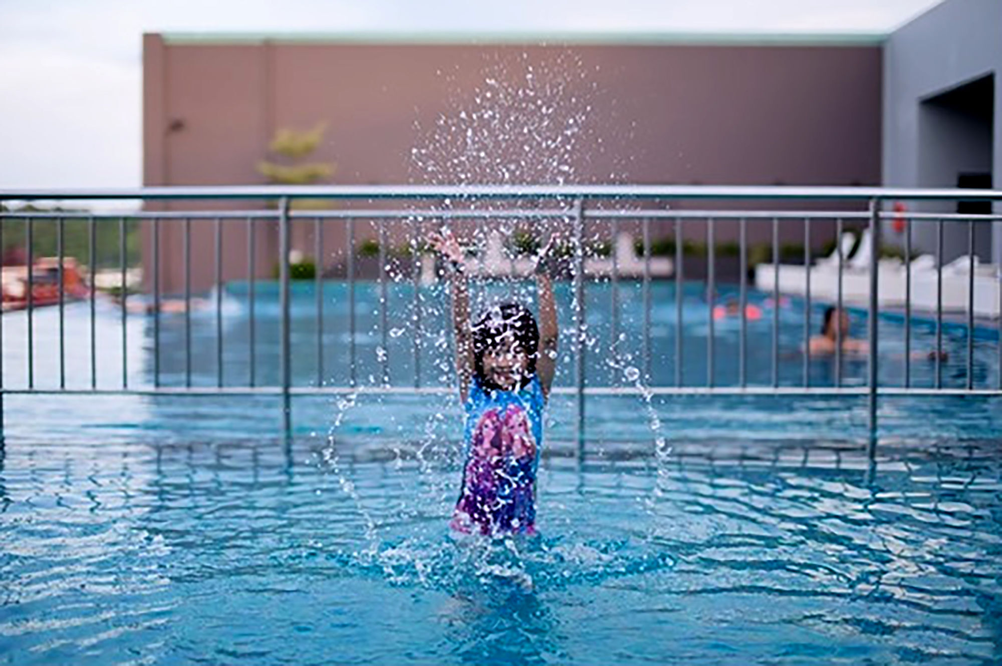 Pullman Miri Waterfront Hotel Kültér fotó Swimming pool at the hotel