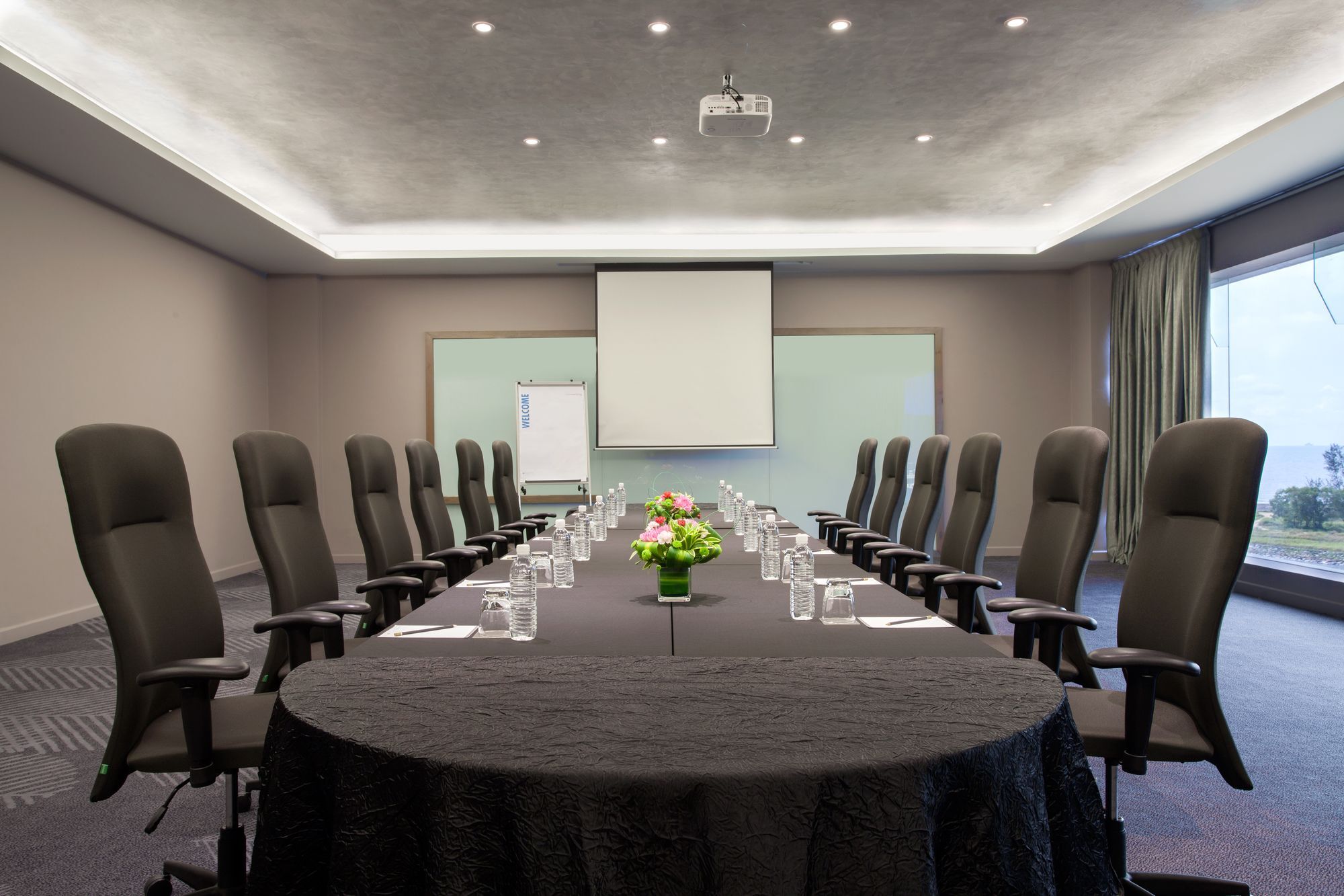Pullman Miri Waterfront Hotel Kültér fotó Meeting room