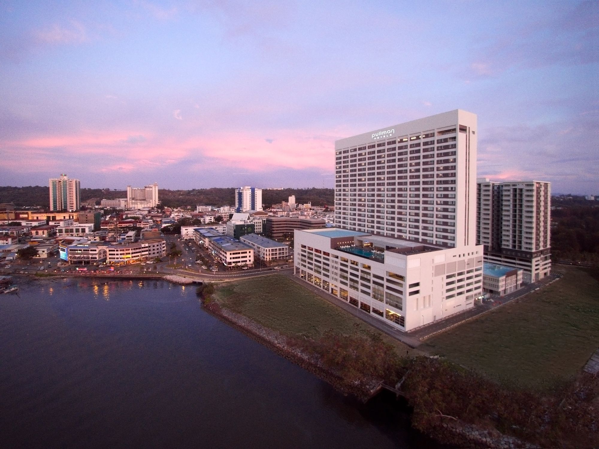 Pullman Miri Waterfront Hotel Kültér fotó The Riverfront