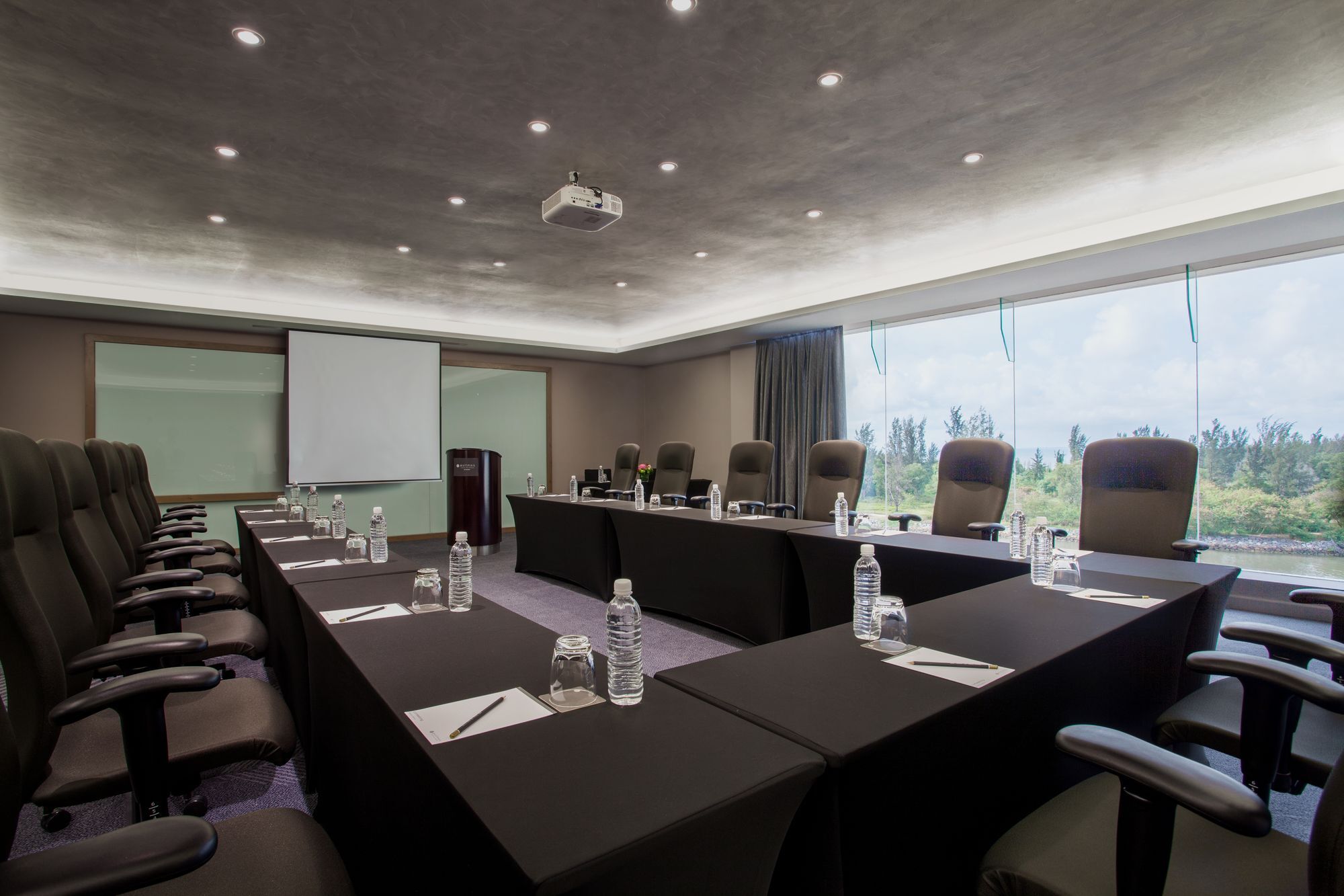 Pullman Miri Waterfront Hotel Kültér fotó Meeting room
