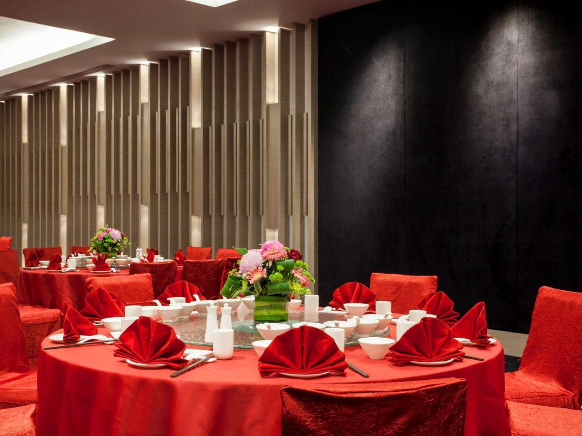 Pullman Miri Waterfront Hotel Kültér fotó A banquet hall in a hotel