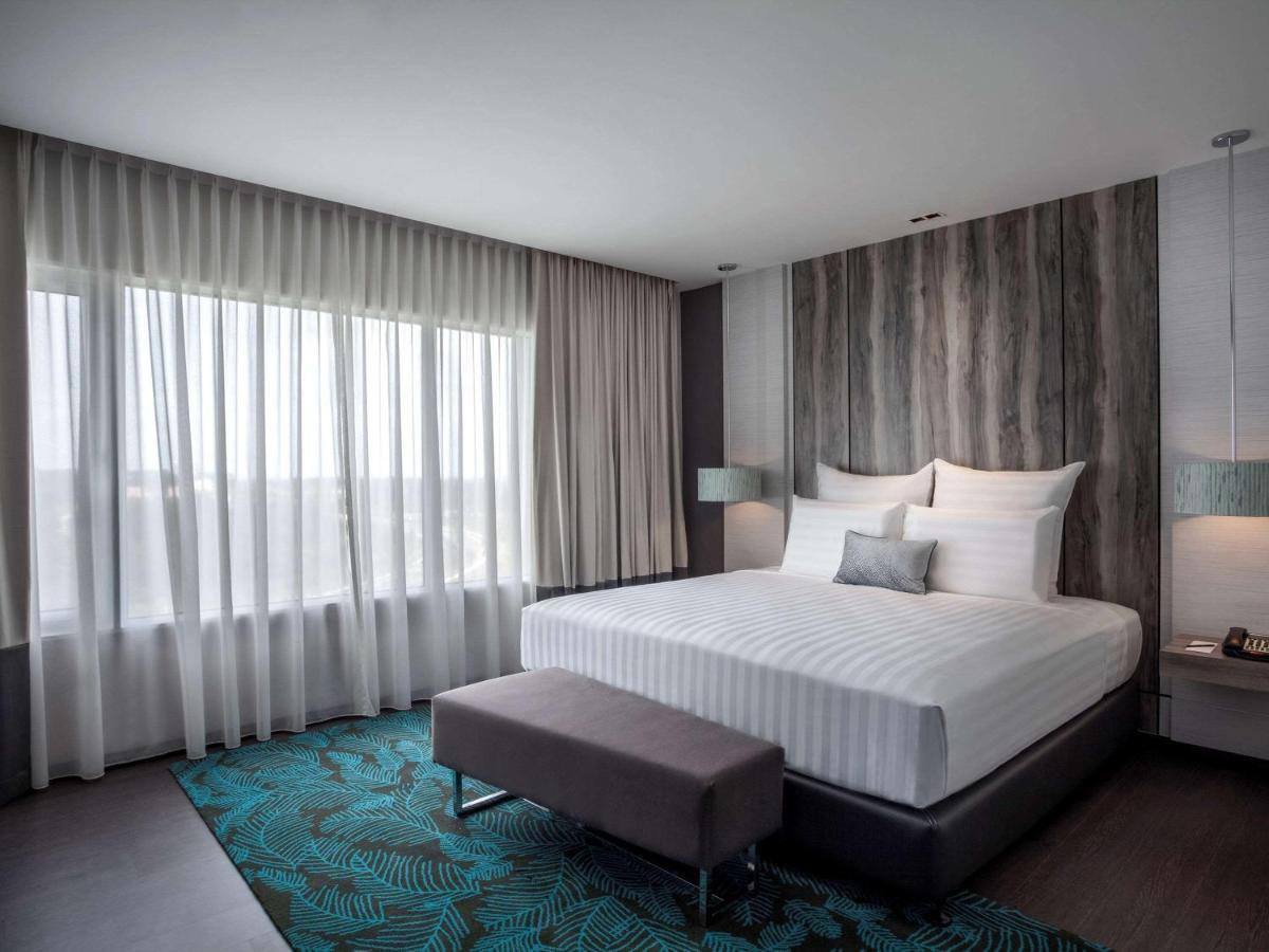 Pullman Miri Waterfront Hotel Kültér fotó A bedroom at the hotel